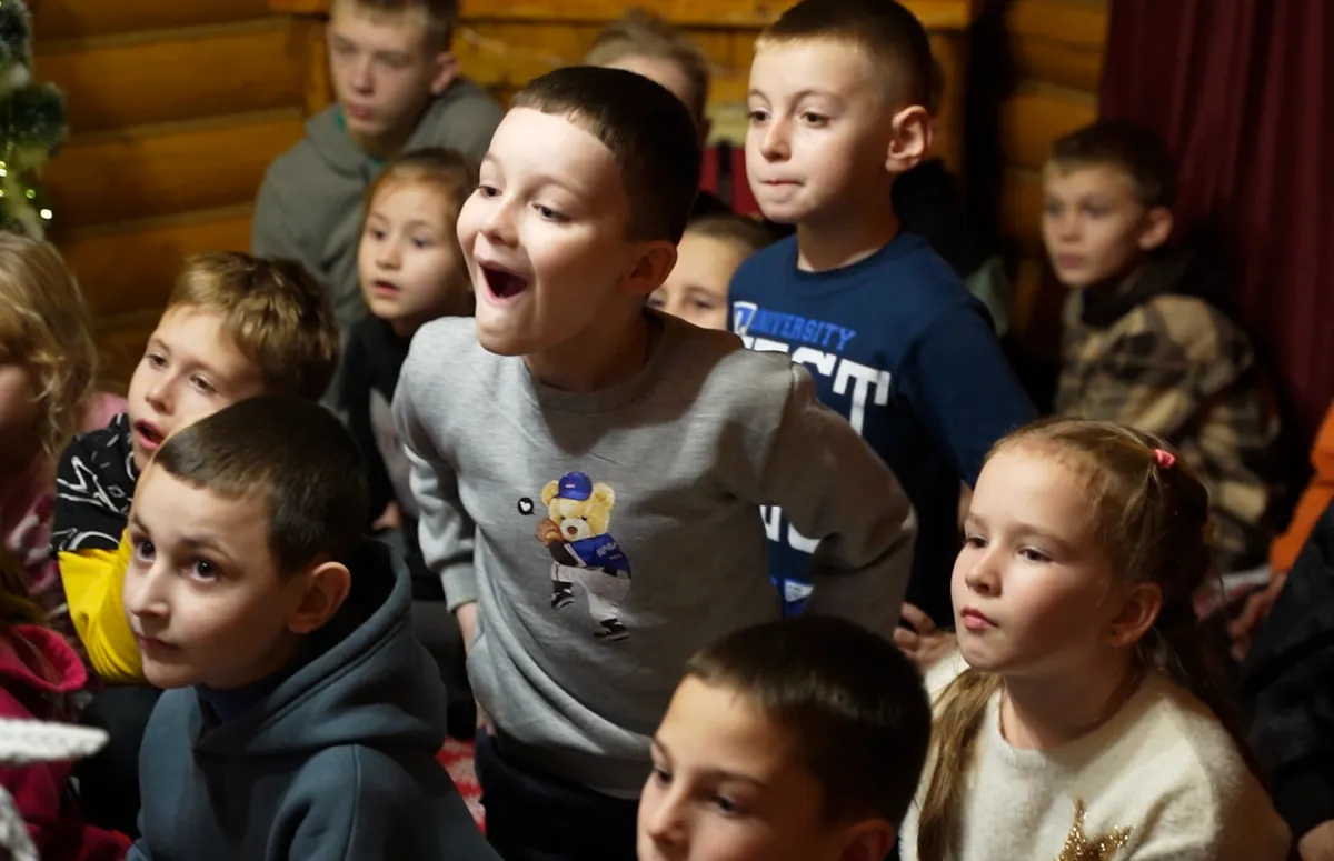 Удивлённые дети смотрят на экран пульта